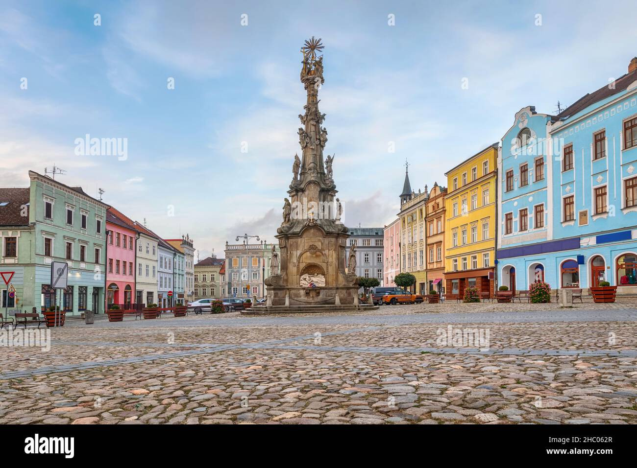 Jindrichuv Hradec, Tchéquie - place Miru avec la colonne de la Sainte Trinité dans la vieille ville Banque D'Images