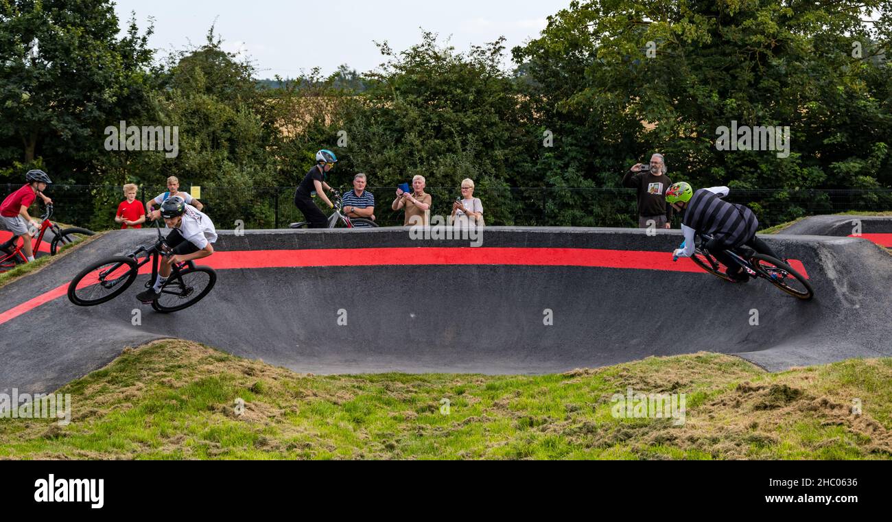 Enfants à vélo lors de l'événement d'ouverture sur la piste de pompage Ormiston BMX, East Lothian, Écosse, Royaume-Uni Banque D'Images