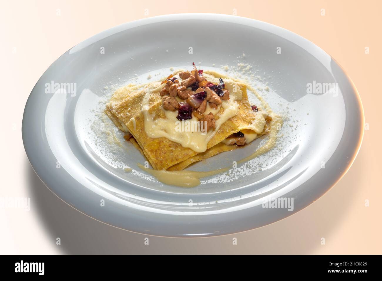 Pâtes de lasagne à la sauce au parmesan Mornay, viande de poulet et Witloof de chicorée rouge, dans un plat blanc Banque D'Images