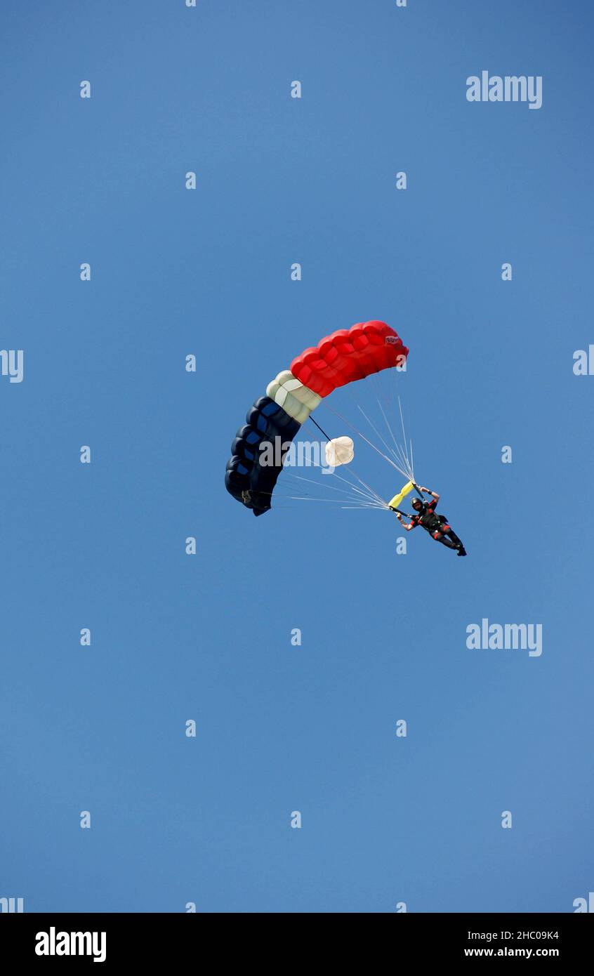 Builth Wells, pays de Galles - juillet 2017 : parachutiste avec parachute sur le point d'atterrir après un saut Banque D'Images