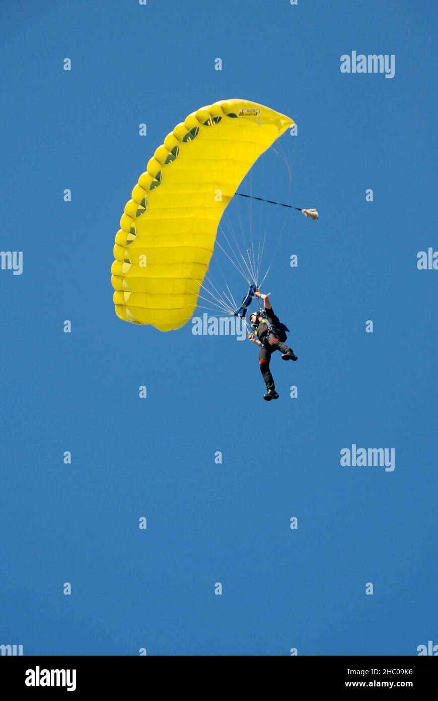 Builth Wells, pays de Galles - juillet 2017 : parachutiste avec parachute sur le point d'atterrir après un saut Banque D'Images