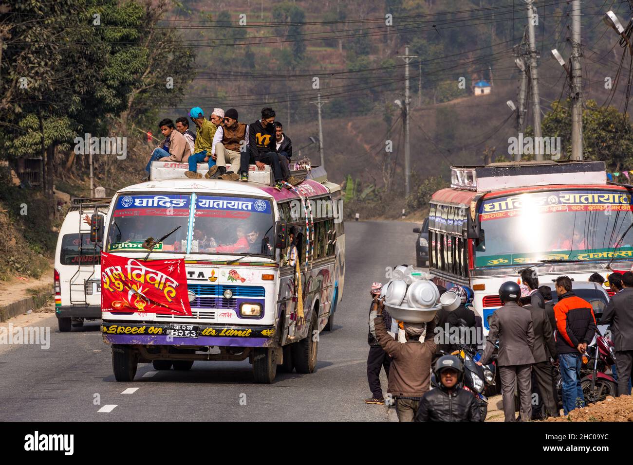 Passagers voyageant en haut d'un bus affrété pour une célébration de mariage à Malekhu, Népal. Banque D'Images
