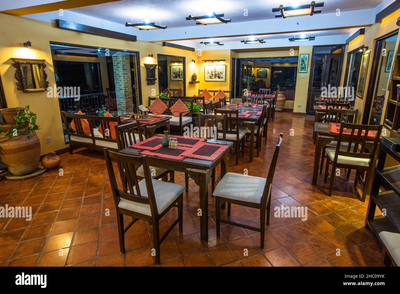 La salle à manger la nuit au Chhahari Retreat, un Lodge de charme à Katmandou, Népal. Banque D'Images