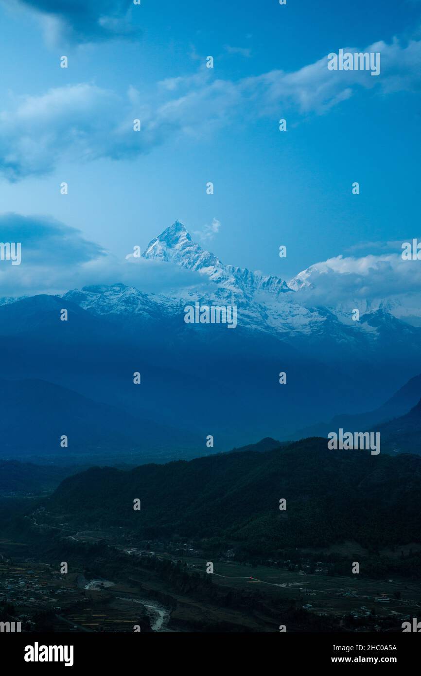 Machhapuchase ou queue de poisson avec Annapurna III derrière dans l'Annapurna Himal après le coucher du soleil.De Sarangkot, Pokhara, Népal.Ci-dessous se trouve la vallée de la Banque D'Images