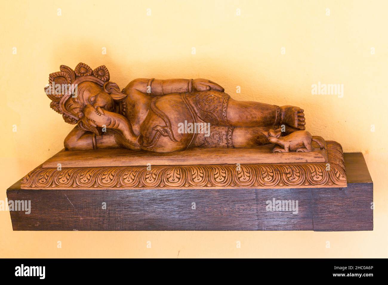 Une statue de Ganesh en bois sculpté.Décor intérieur à la retraite Chhahari, un Lodge de charme à Katmandou, Népal. Banque D'Images