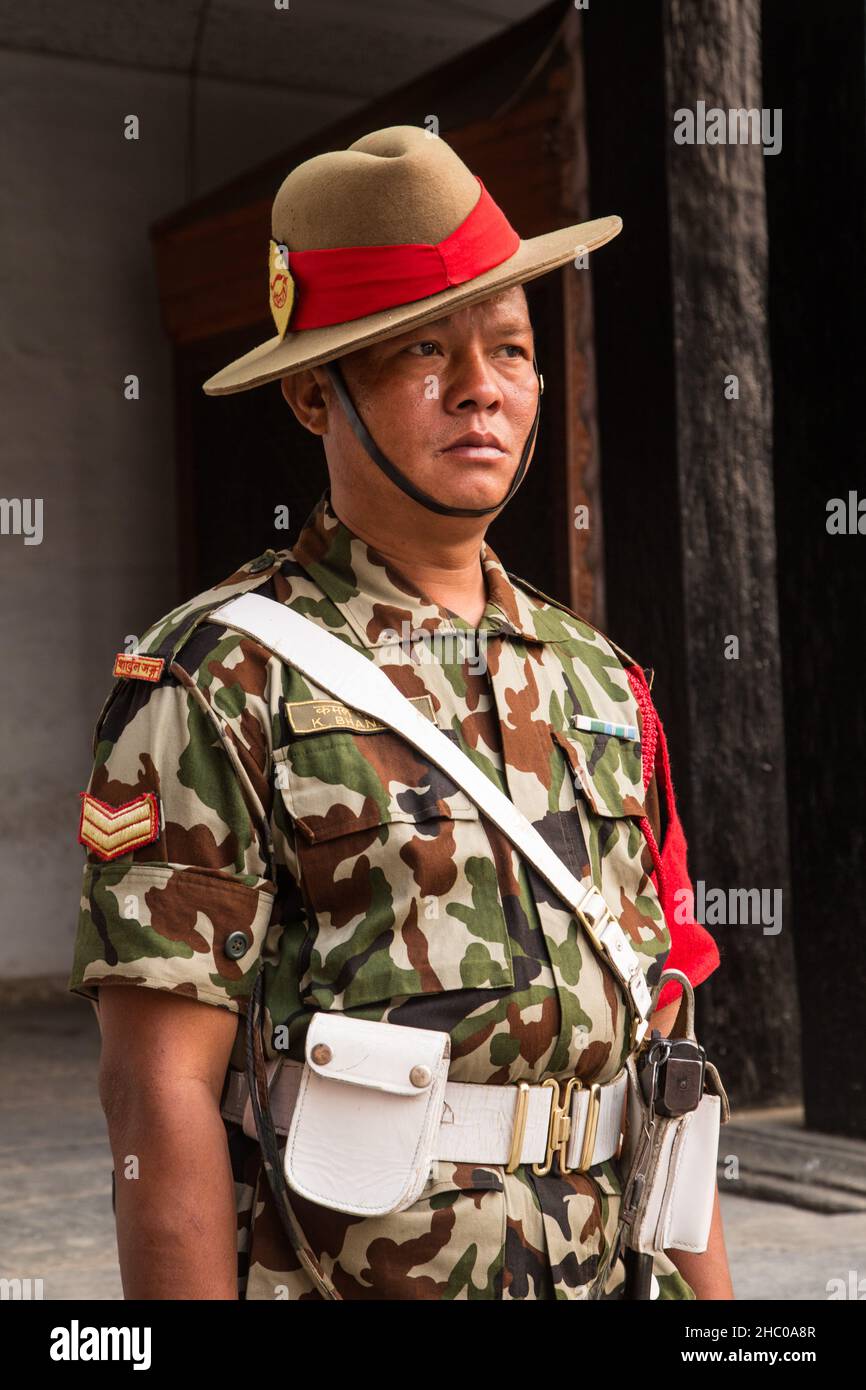 Soldat Gurkha en uniforme de camouflage moderne en service de garde au Palais Hanuman Dhoka, place Durbar, Katmandou, Népal. Banque D'Images