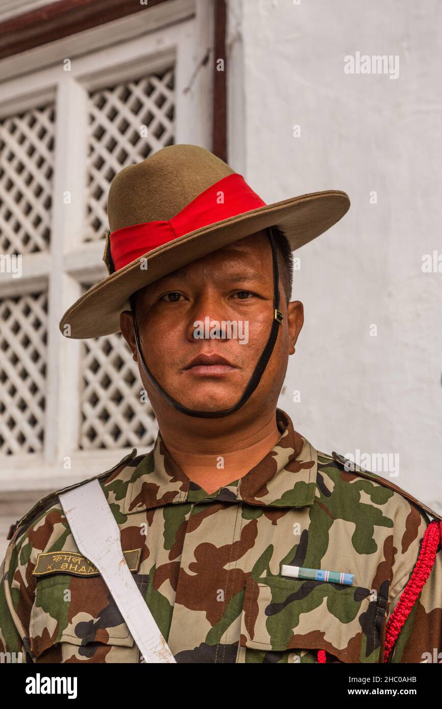 Soldat Gurkha en uniforme de camouflage moderne en service de garde au Palais Hanuman Dhoka, place Durbar, Katmandou, Népal. Banque D'Images