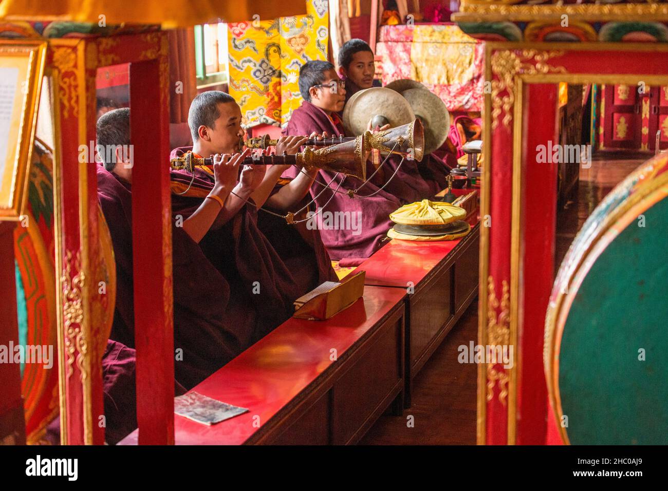 De jeunes moines bouddhistes débutants jouent des trompettes tibétaines dans un monastère du complexe de Swayambhunath à Katmandou, au Népal. Banque D'Images