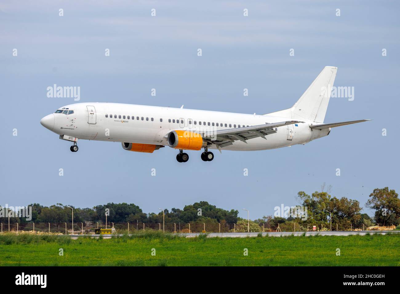Air Horizont Boeing 737-430 (REG: 9h-GTC) débarquant sur un vol affrété. Banque D'Images