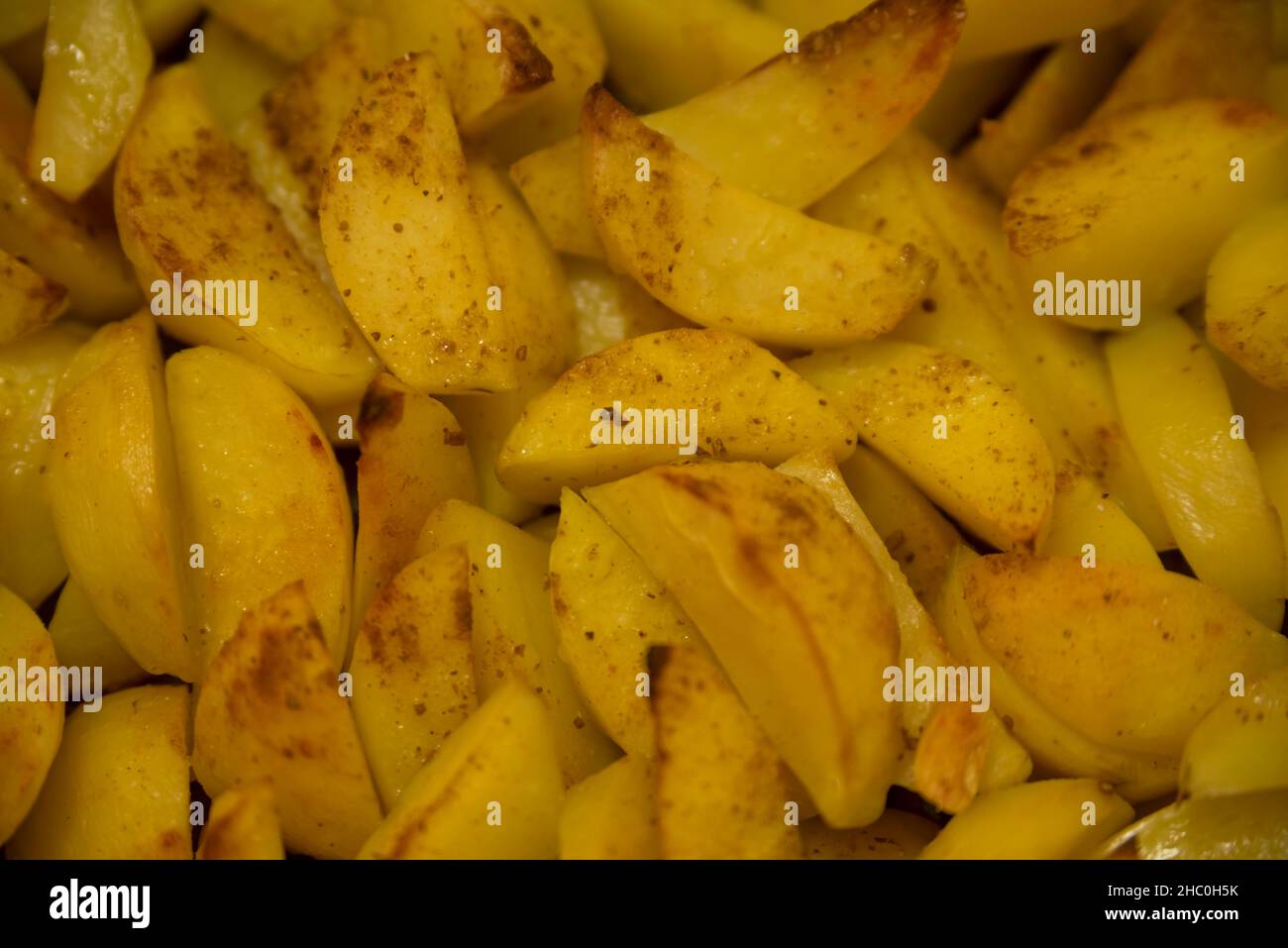 Pommes de terre épicées cuites en morceaux.Végétarien.Gros plan sur les  tranches de pommes de terre cuites au four.Plat de pommes de terre Photo  Stock - Alamy
