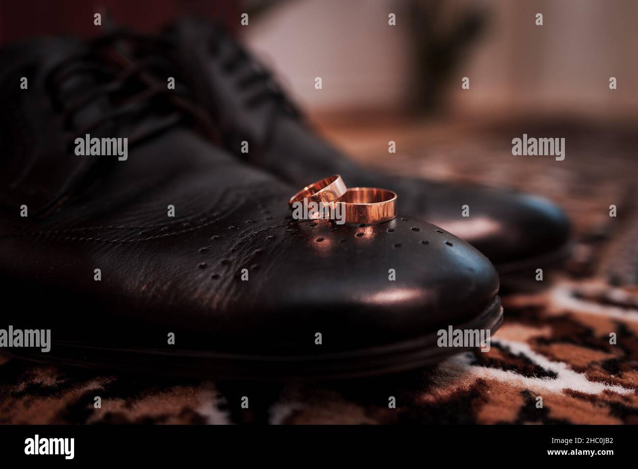 Ensemble de marié Chaussures papillons ceintures boutons de manchette anneaux de mariage hommes Accessoires Banque D'Images