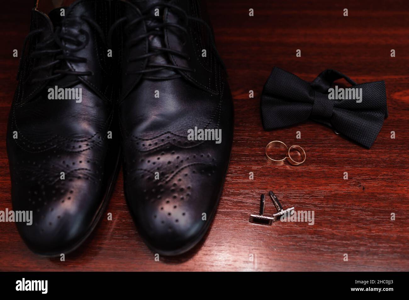 Ensemble de marié Chaussures papillons ceintures boutons de manchette anneaux de mariage hommes Accessoires Banque D'Images
