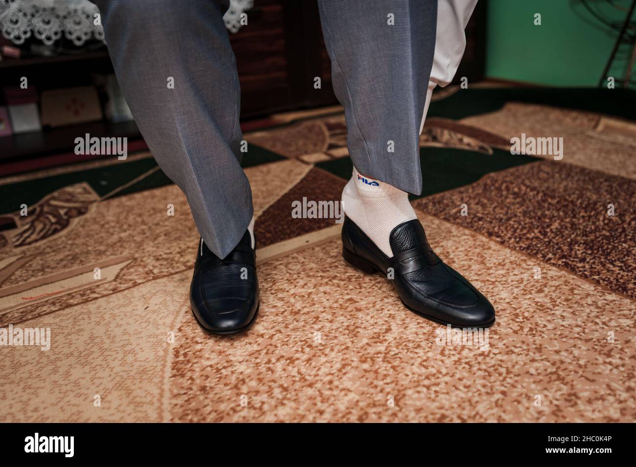 Un homme porte des chaussures noires en gros plan Banque D'Images