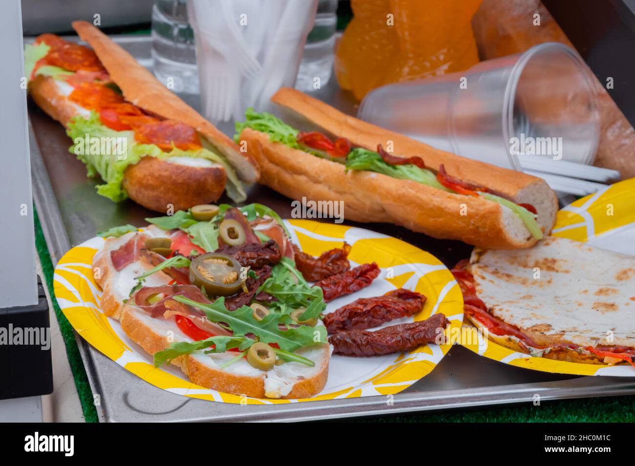 Sandwich avec arugula, jambon, fromage, jalapeno, tomates séchées, salami - gros plan Banque D'Images Sandwich avec arugula, jambon, fromage, jalapeno, tomates séchées, salami - gros plan Banque D'Images