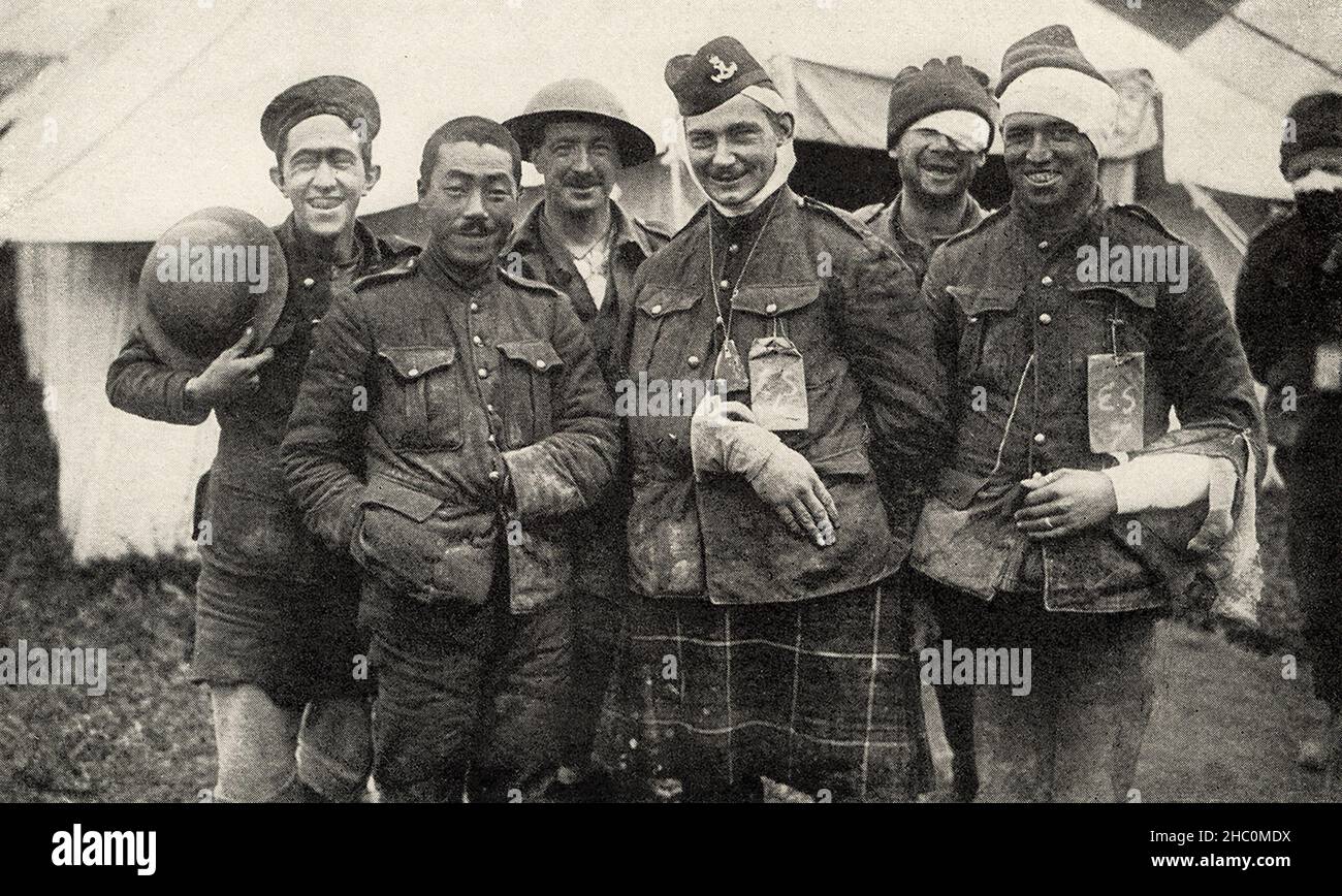 Cette photo montre les troupes canadiennes qui se sont battues pendant la première Guerre mondiale. La légende se lit comme suit : mendiants joyeux.Il est paru dans le livre de Harold R Peat 'Private Peat' publié en 1917. Banque D'Images