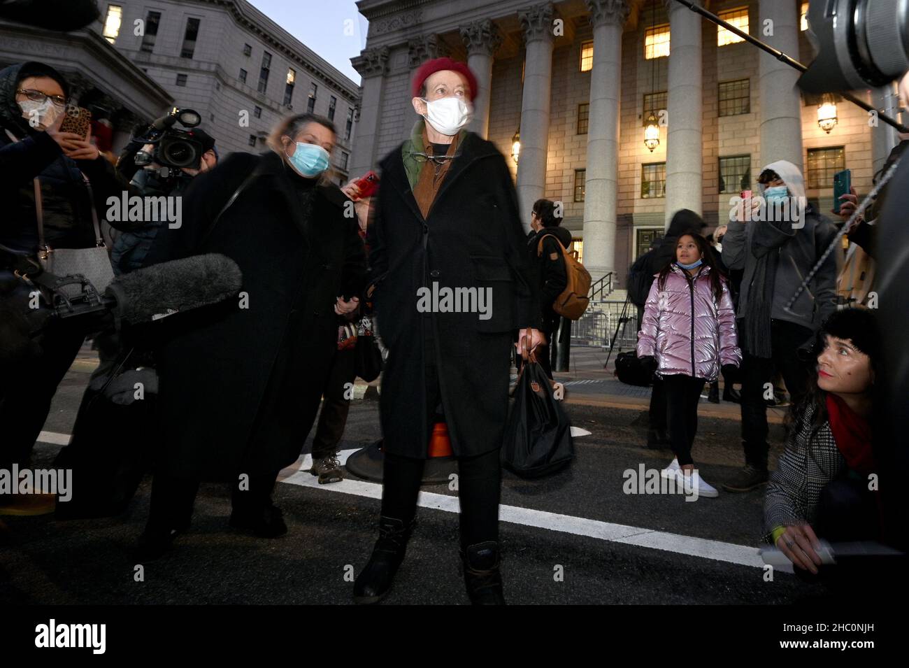 Isabel Maxwell attend un service de voiture alors qu'elle quitte le palais de justice fédéral de New York dans le district sud de New York après la troisième journée de délibération du jury dans le procès de sa sœur Ghislaine Maxwell, New York, NY, le 22 décembre 2021.Le jury s'est enfermé pour les vacances de Noël et devrait reprendre les délibérations le lundi 27th décembre sur le fait que l'ancien socialite britannique Ghislaine Maxwell est un prédateur dangereux qui a recruté des adolescents victimes d'abus sexuels par le financier Jeffrey Epstein, comme le prétendent les procureurs.(Photo par Anthony Behar/Sipa USA) Banque D'Images