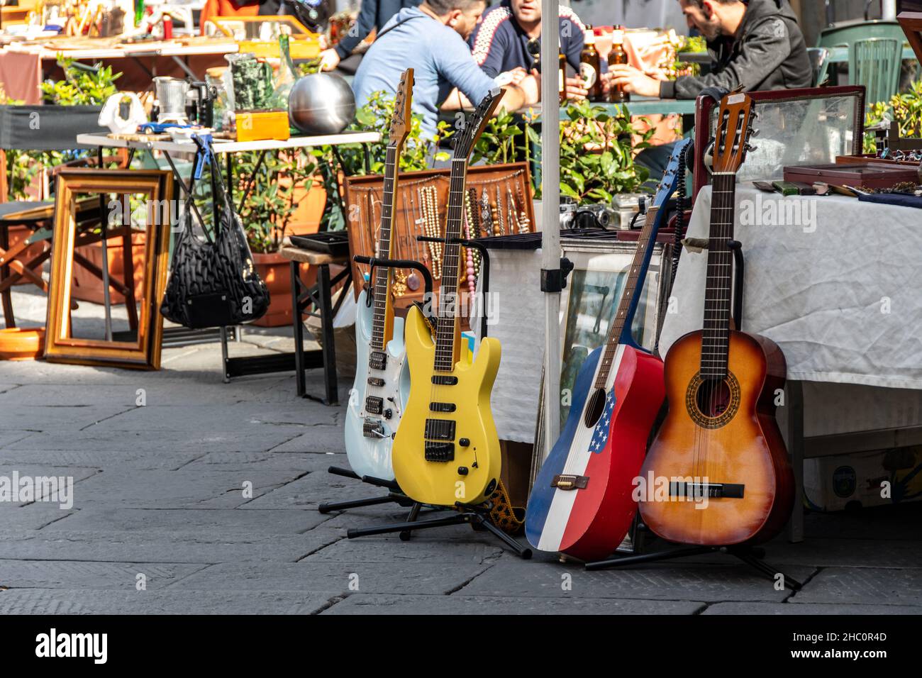 Guitares usagées à vendre à Pescia, lors du marché annuel des antiquités et des objets d'occasion Banque D'Images