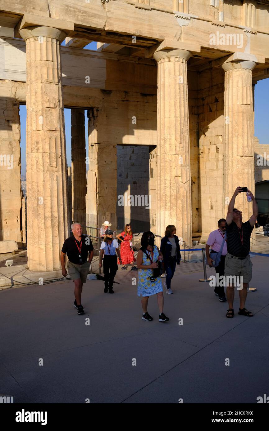 Les touristes visitant l'Acropole à Athènes, Grèce Banque D'Images