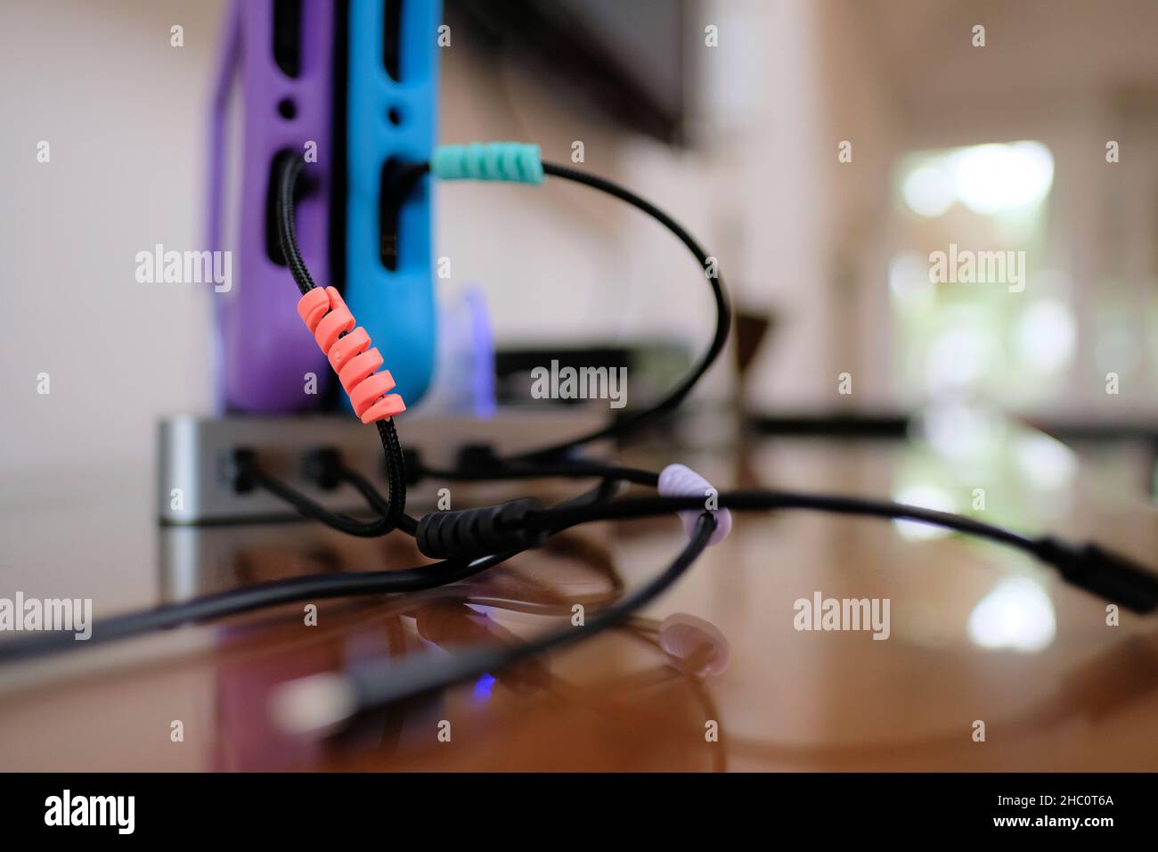 Station de charge pour tablette Amazon Fire avec deux tablettes enfermées dans un étui anti-enfants avec câbles connectés à la base pour la charge. Banque D'Images