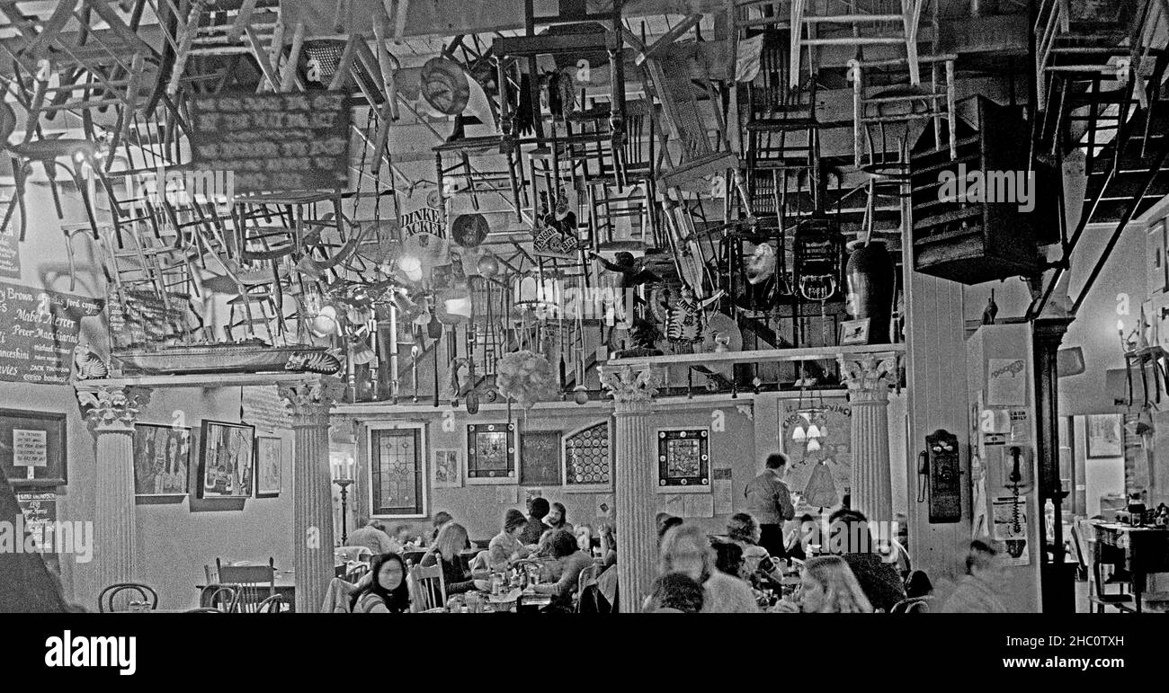 Les chaises pendent du plafond dans la Spaghetti Factory, San Francisco, Californie, décembre 1980 Banque D'Images