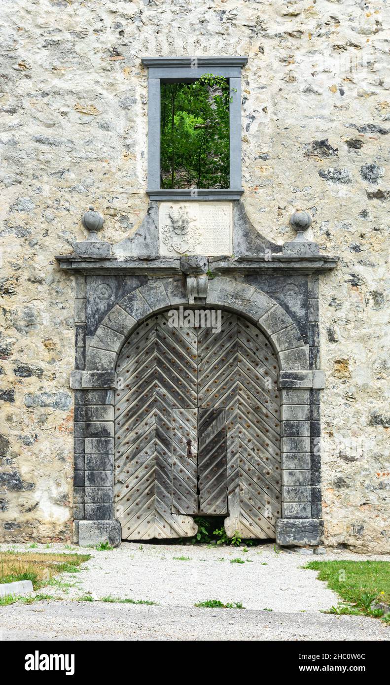 Lukovica, Slovénie - 5 juillet 2021 : de splendides vieilles portes dans les murs de pierre, qui sont des vestiges de l'ancien château en Slovénie Banque D'Images