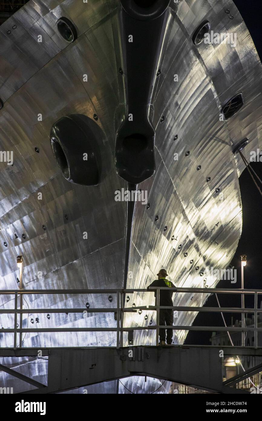 Chantier naval Puget Sound et installation de maintenance intermédiaire l'équipe du détachement Everett et du centre de maintenance régional du Nord-Ouest a connu une année historique pour la charge de travail.Dans les premières heures du 4 juin, l'équipe du projet USS CHOSIN (CG 65) a réussi à se détacher après 14 mois de réparations majeures.CHOSIN a été l'une des disponibilités les plus complexes que notre équipe Everett a dirigées.Un membre de l'équipe d'accueil observe que la station d'accueil sèche est abaissée.(Photos DE LA MARINE AMÉRICAINE par Wendy Hallmark) Banque D'Images