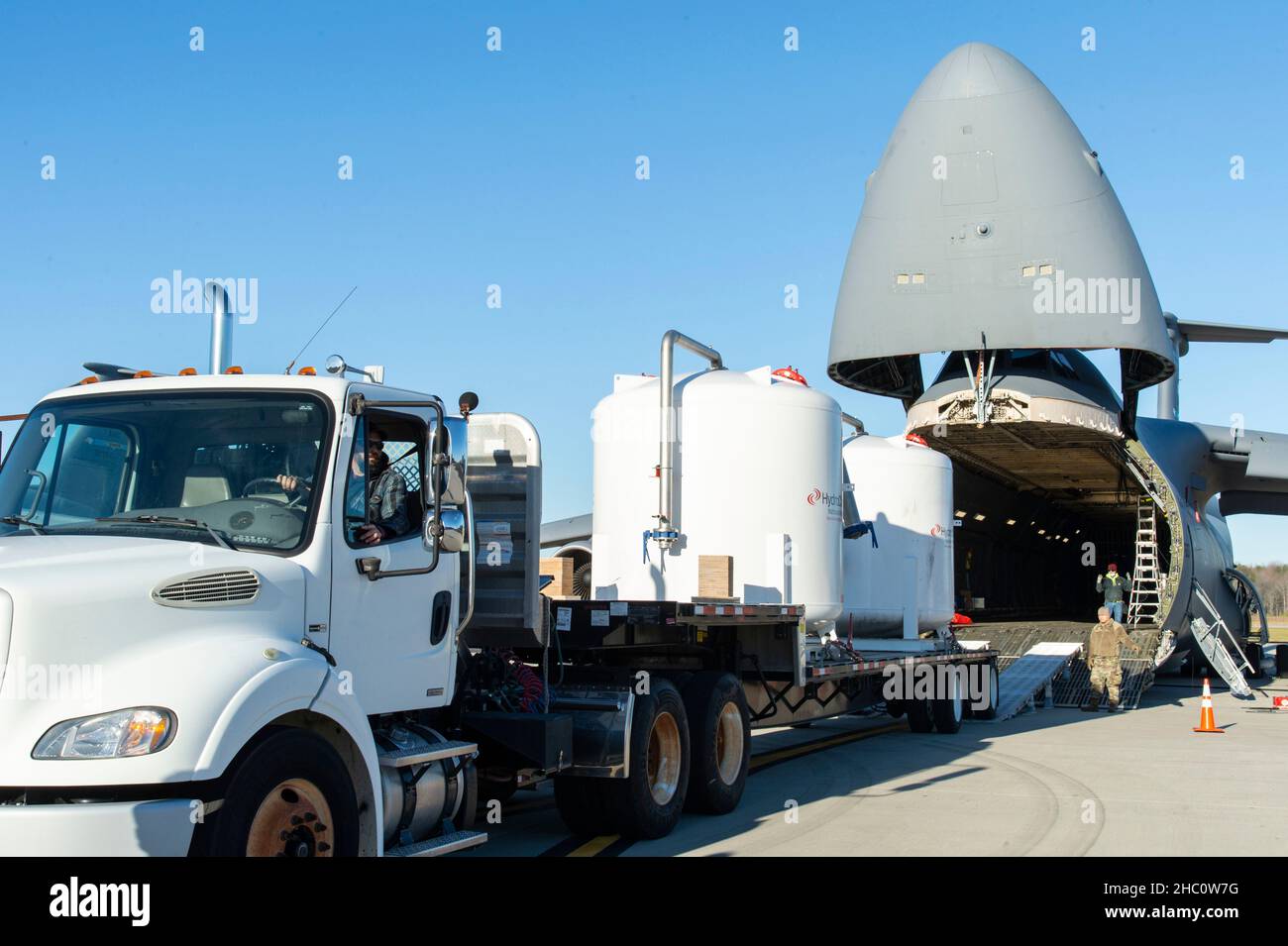 Tony Forcier, contremaître des services de rampe de l'escadron aérien du 436th, appuie une remorque chargée d'équipement de filtration d'eau sur un C-5M Super Galaxy à la base aérienne de Douvres, Delaware, le 20 décembre 2021.Une équipe aérienne du 9th Airlift Squadron a fait voler l'équipement jusqu'à la joint base Pearl Harbor-Hickam (JBPHH), à Hawaï.Le rétablissement de la qualité de l'eau de la JBPHH est une initiative militaire américaine conjointe qui travaille en étroite collaboration avec l'État d'Hawaï, le ministère de la Santé, le conseil d'administration d'Honolulu, le gouvernement américain et des organisations indépendantes pour restaurer un système de distribution d'eau sécuritaire aux communautés de logements militaires de la JBPHH Th Banque D'Images
