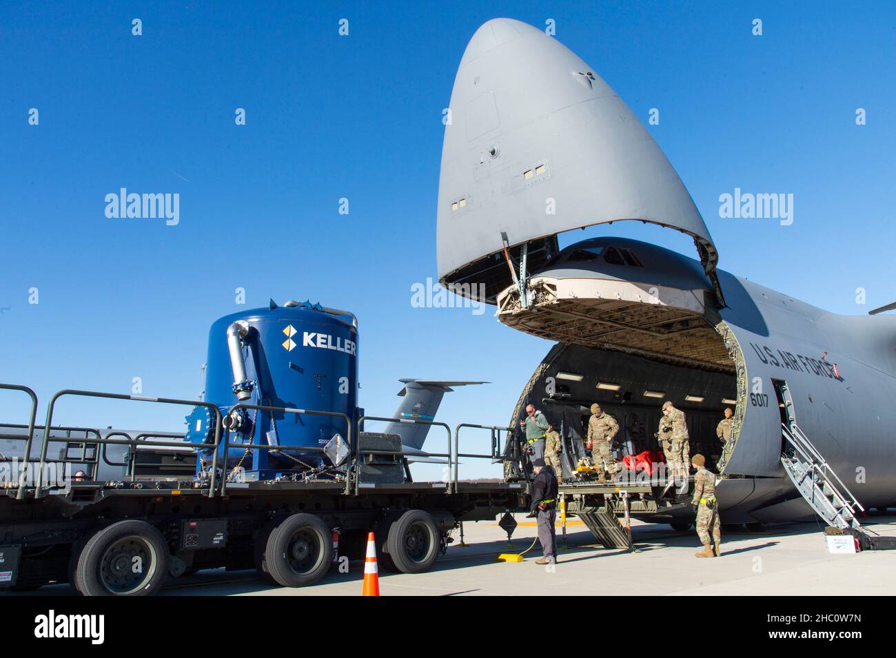 Une équipe de chargement des services de rampe de l'escadron aérien du 436th Port se prépare à charger du matériel de filtration d'eau sur un C-5M Super Galaxy à la base aérienne de Douvres, Delaware, le 20 décembre 2021.Une équipe aérienne du 9th Airlift Squadron a fait voler l'équipement jusqu'à la joint base Pearl Harbor-Hickam (JBPHH), à Hawaï.Le rétablissement de la qualité de l'eau de la JBPHH est une initiative militaire américaine conjointe qui travaille en étroite collaboration avec l'État d'Hawaï, le ministère de la Santé, le conseil d'administration d'Honolulu, le gouvernement américain et des organisations indépendantes pour restaurer un système de distribution d'eau sécuritaire aux communautés de logements militaires de la JBPHH par des tests, un traitement, un Banque D'Images