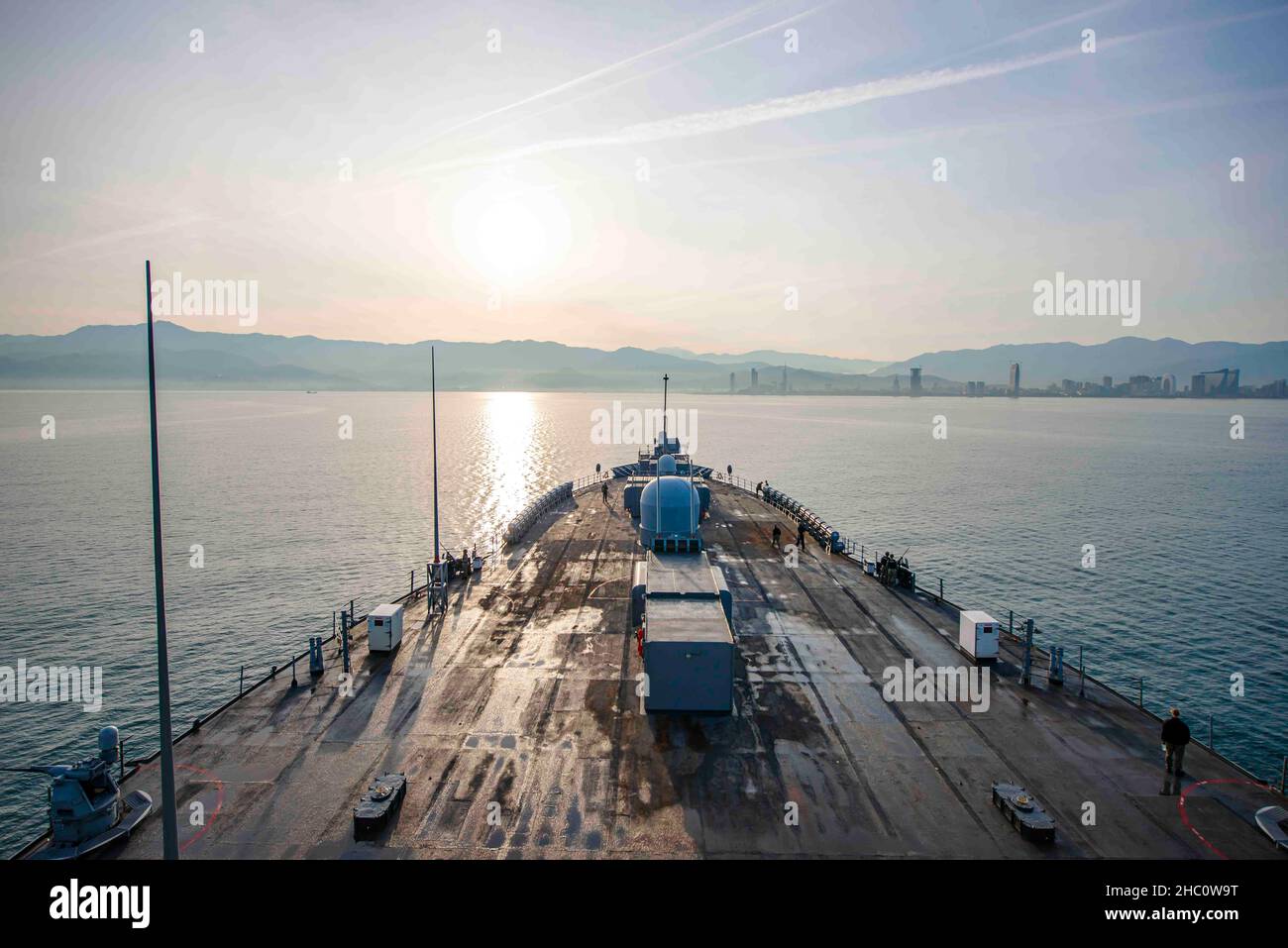 BATUMI, Géorgie - le navire de commandement et de contrôle de classe Blue Ridge USS Mount Whitney (LCC 20) se prépare à entrer dans le port de Batumi, en Géorgie.Le mont Whitney, déployé à Gaeta, en Italie, opère avec un équipage combiné de marins et de marins militaires de la fonction publique du Commandement du Sealift dans la zone d'opérations de la Sixième flotte américaine pour soutenir les intérêts de sécurité nationale des États-Unis en Europe et en Afrique. Banque D'Images