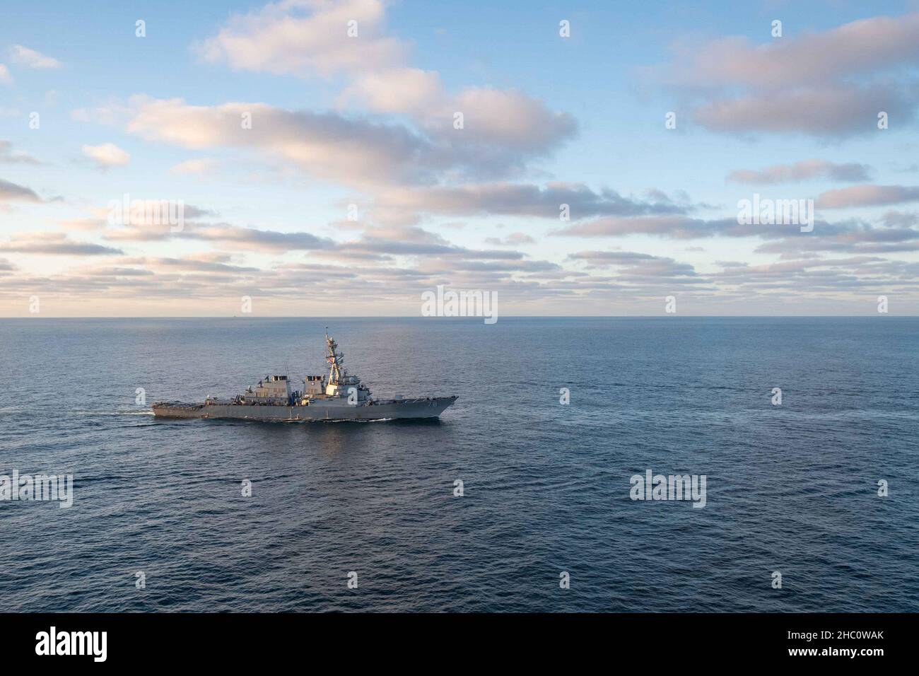 MER NOIRE - le destroyer de missile guidé de classe Arleigh Burke USS porter (DDG 78), opère dans la mer Noire, le 12 novembre 2021.Le mont Whitney, déployé à Gaeta, en Italie, opère avec un équipage combiné de marins et de marins militaires de la fonction publique du Commandement du Sealift dans la zone d'opérations de la Sixième flotte américaine pour soutenir les intérêts de sécurité nationale des États-Unis en Europe et en Afrique. Banque D'Images