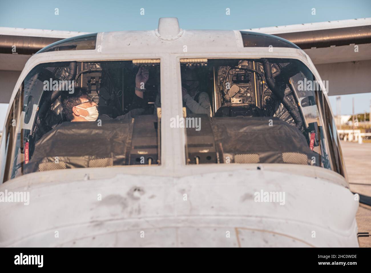 Un journaliste local japonais observe le poste de pilotage d'un avion de tiltrotor MV-22 Osprey à la station aérienne de Marine corps Futenma, le 16 décembre 2021.Le Groupe d'aéronefs maritimes (MAG) 36 a accueilli une exposition statique d'un avion Tiltrotor MV-22 Osprey, attaché à l'escadron de Tiltrotor de milieu marin 265, afin de permettre à la population locale japonaise de mieux comprendre l'équipement et les capacités du corps maritime du MEF MAG-36 et III.(É.-U.Photo du corps marin par lance Cpl.Justin J. Marty) Banque D'Images