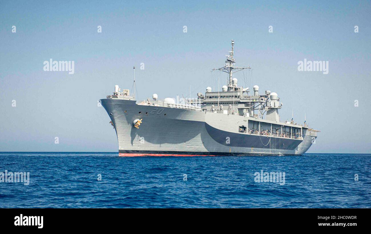 GAETA, Italie - le navire de commandement et de contrôle de classe Blue Ridge USS Mount Whitney (LCC 20) transite la mer Méditerranée le 4 août 2021 au cours de l'exercice à grande échelle 2021.Mount Whitney est le navire-amiral de la Sixième flotte américaine, qui a son domicile à Gaeta, et opère avec une équipe combinée de marins américains et de marins de la fonction publique du Commandement militaire du Sealift. Banque D'Images