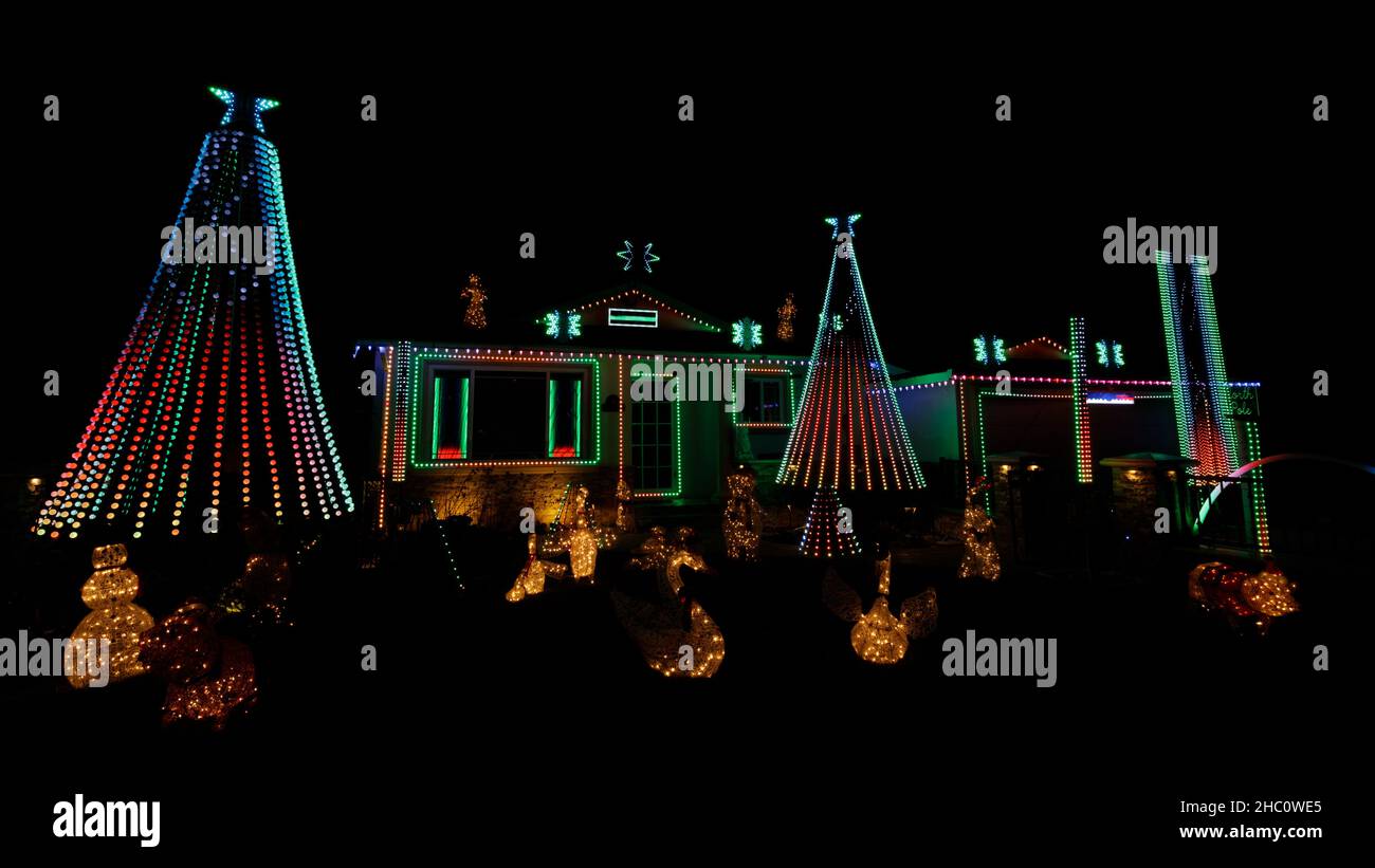 Noël lumières de nuit décorant la maison Banque D'Images