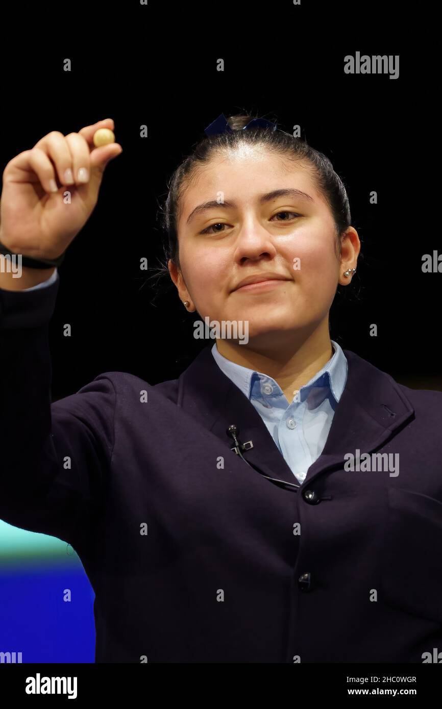 Madrid, Espagne.22nd décembre 2021.Yanisse Alexandra, une des filles de la résidence San Ildefongo, pose quelques minutes après avoir chanté le premier prix 86 148, lors de la célébration du tirage extraordinaire de la Loterie de Noël 2021 au Théâtre Royal de Madrid.(Photo par Atilano Garcia/SOPA Images/Sipa USA) crédit: SIPA USA/Alay Live News Banque D'Images