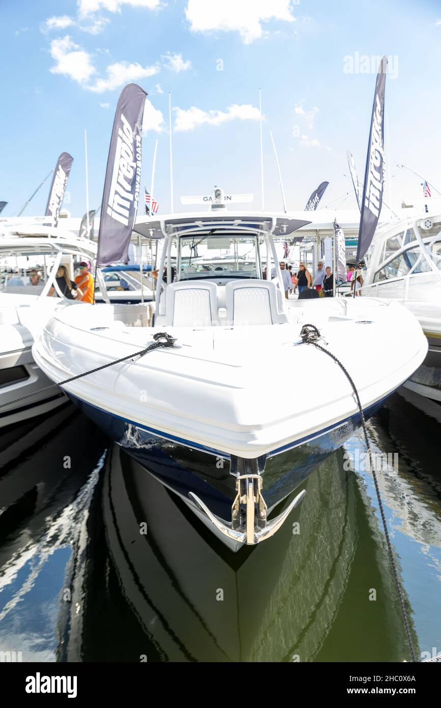 Salon nautique international 62nd de fort Lauderdale.Petits bateaux à pont, Cabin Boats de Cuddy, Pontoon Boats, Surf Boat, Jet Boats,Bateaux de pêche à l'alun. Banque D'Images