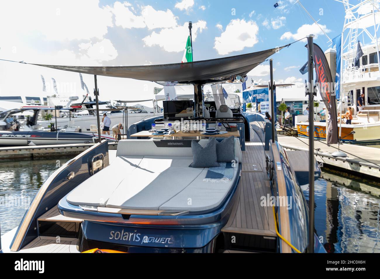 Salon nautique international 62nd de fort Lauderdale.Petits bateaux à pont, Cabin Boats de Cuddy, Pontoon Boats, Surf Boat, Jet Boats,Bateaux de pêche à l'alun. Banque D'Images