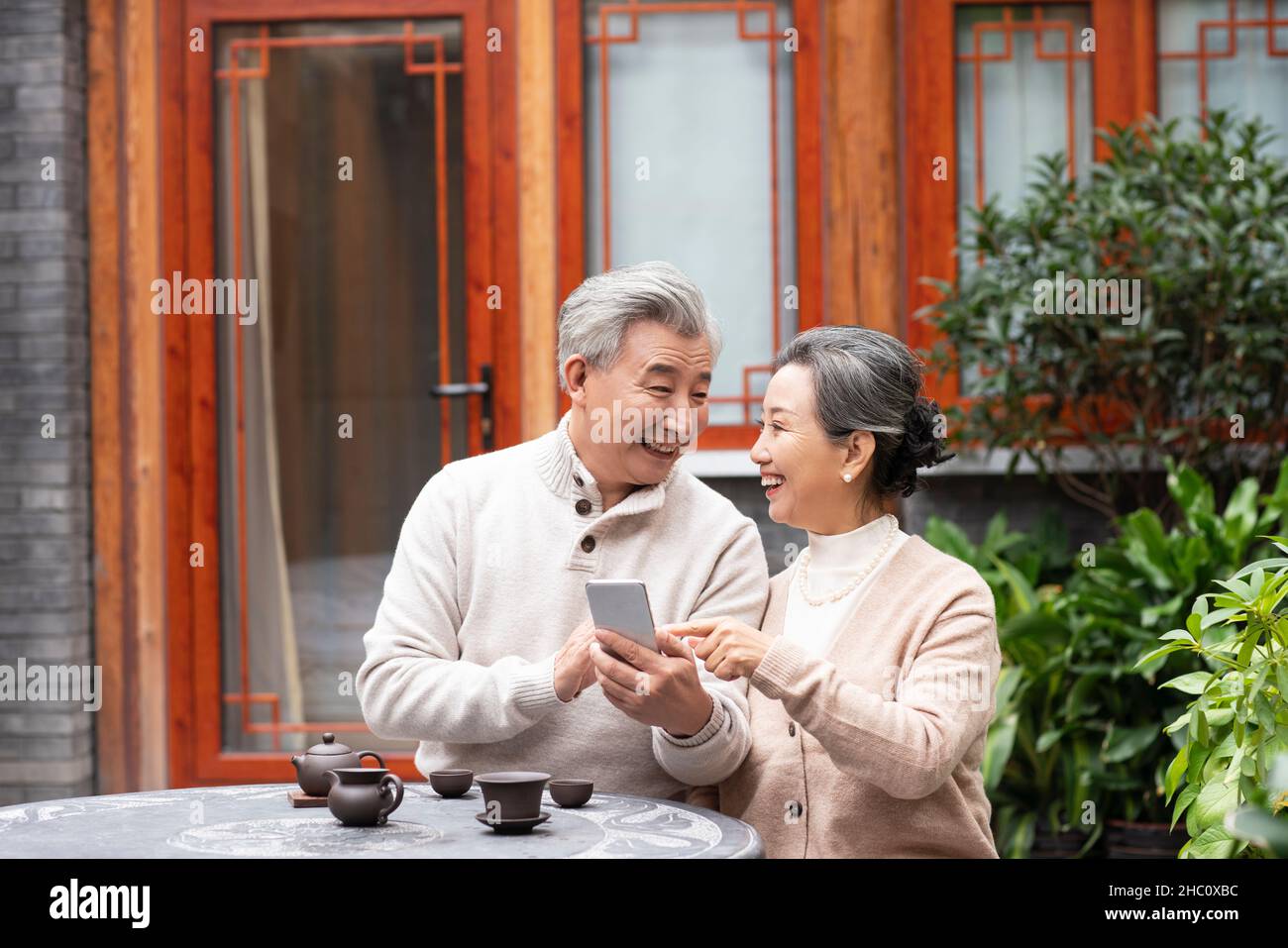 Vieux couple utilisant un smartphone Banque D'Images