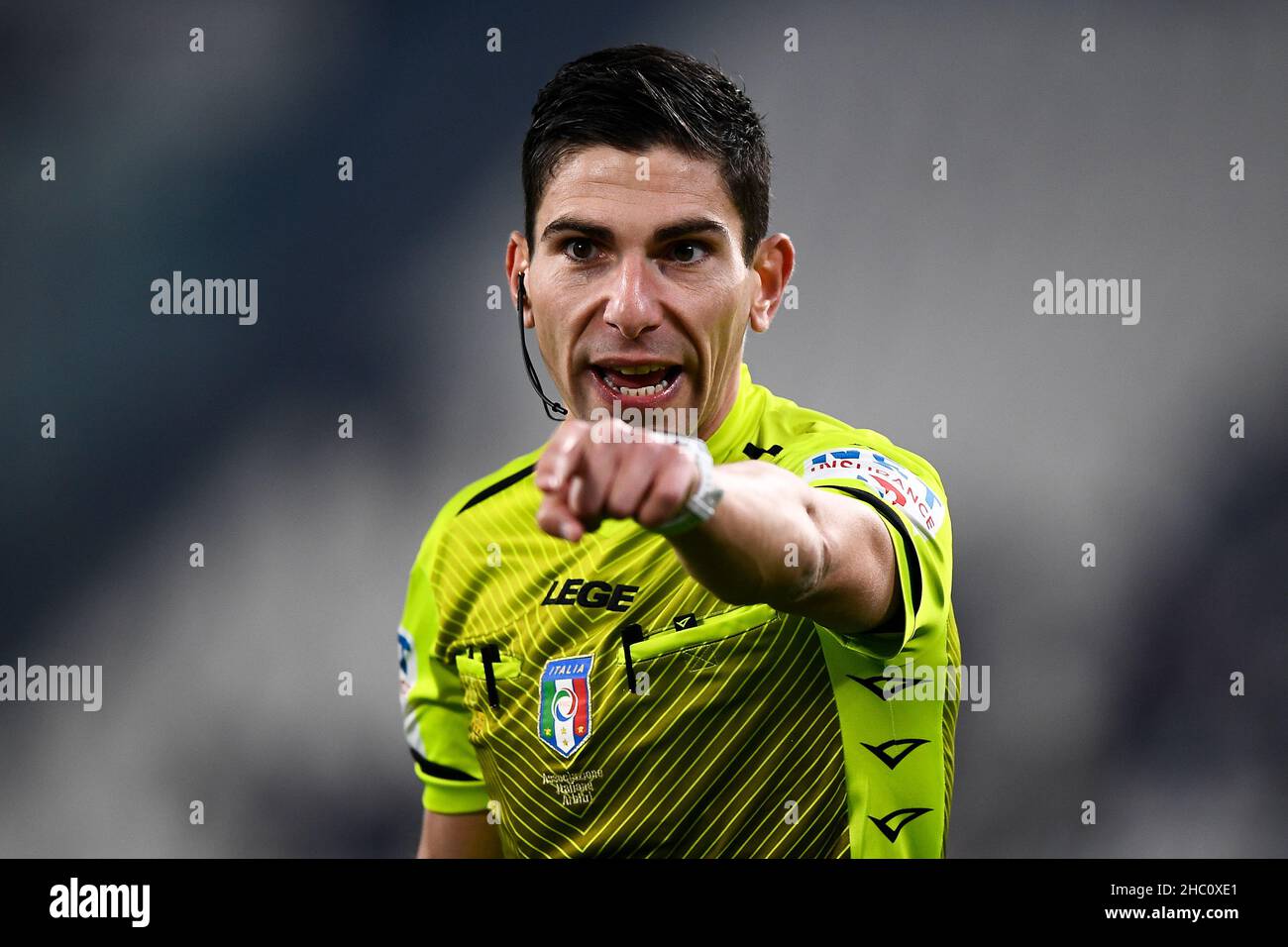 Turin, Italie.21 décembre 2021.Arbitre Federico Dionisi gestes pendant la Serie Un match de football entre Juventus FC et Cagliari Calcio.Credit: Nicolò Campo/Alay Live News Banque D'Images