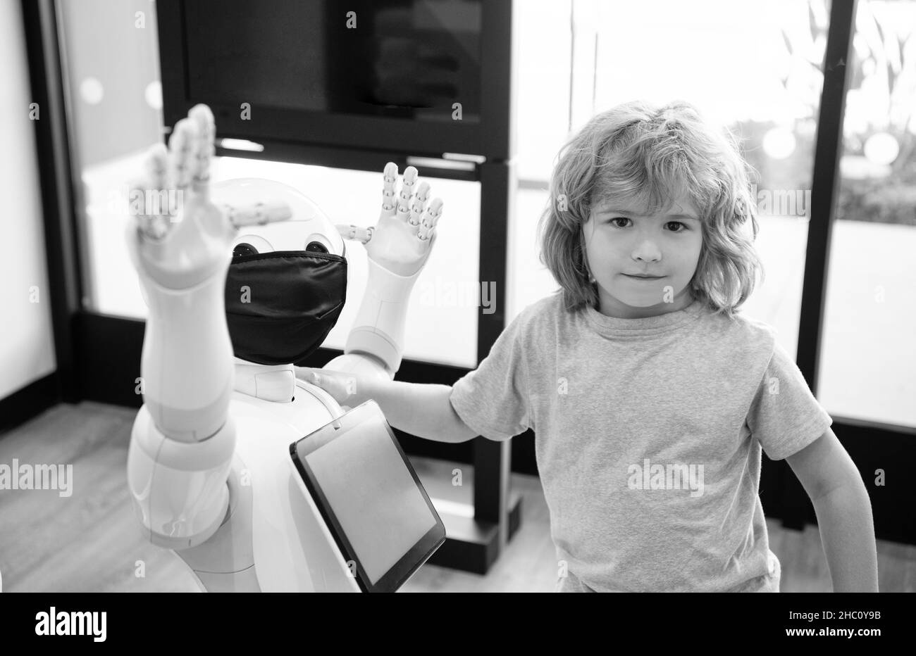 smart boy enfant communiquer avec la technologie de robot assistant pour l'éducation moderne, l'innovation Banque D'Images