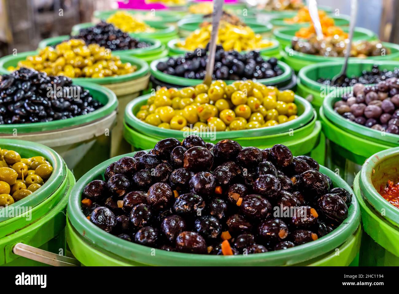 Olives à vendre dans le souk, centre-ville, Amman, Jordanie. Banque D'Images