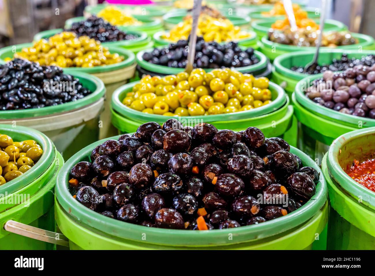 Olives à vendre dans le souk, centre-ville, Amman, Jordanie. Banque D'Images