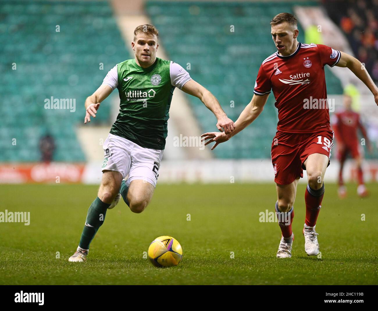 Easter Road Stadium, Edinburgh.Scotland UK.22nd Déc 21 match Hibernian contre Aberdeen Cinch Premiership.Chris Cadden (#27) de Hibernian FC avec Lewis Ferguson (19) Aberdeen crédit: eric mccowat/Alay Live News Banque D'Images