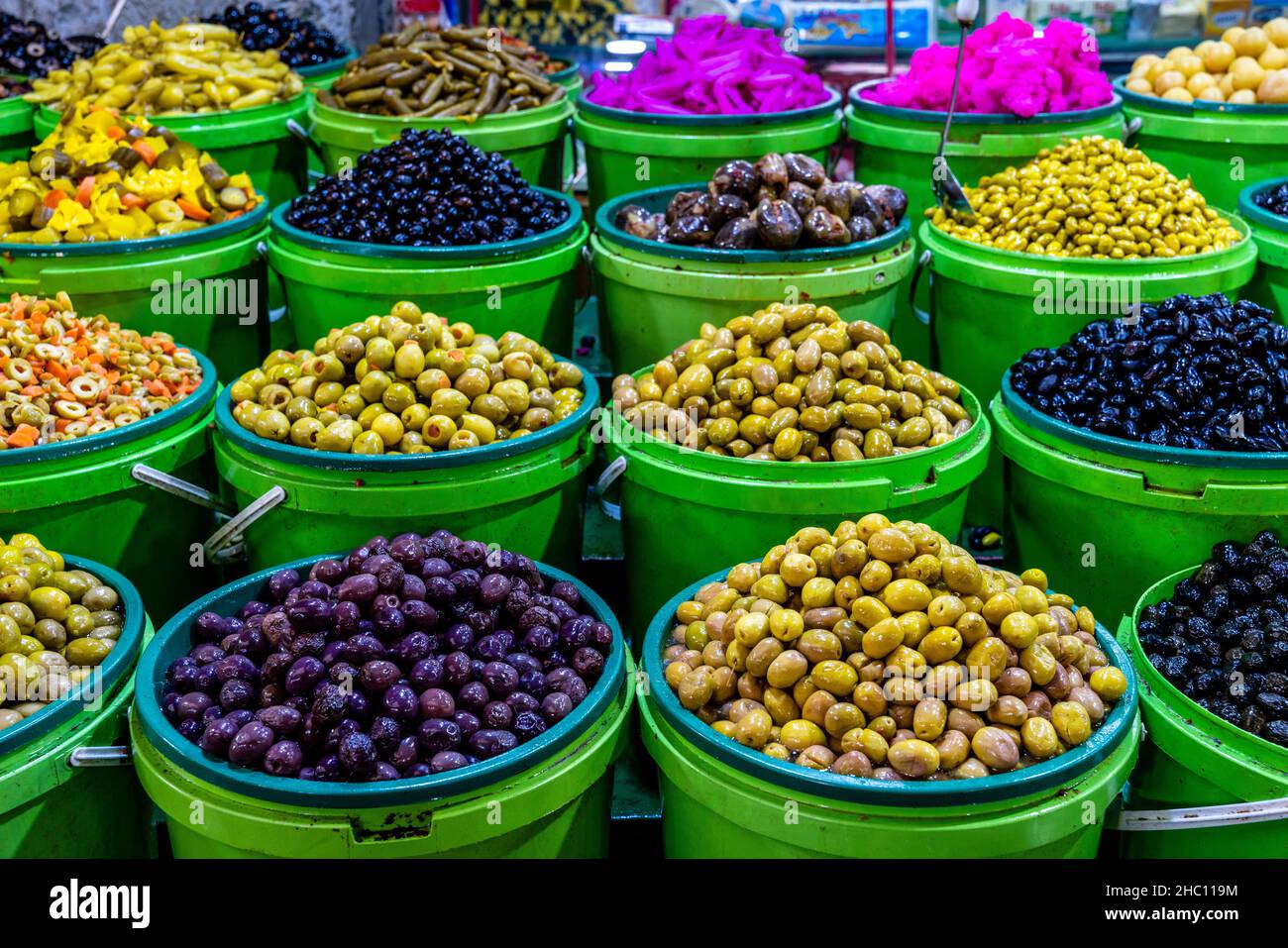 Olives et cornichons à vendre dans le souk, centre-ville, Amman, Jordanie. Banque D'Images