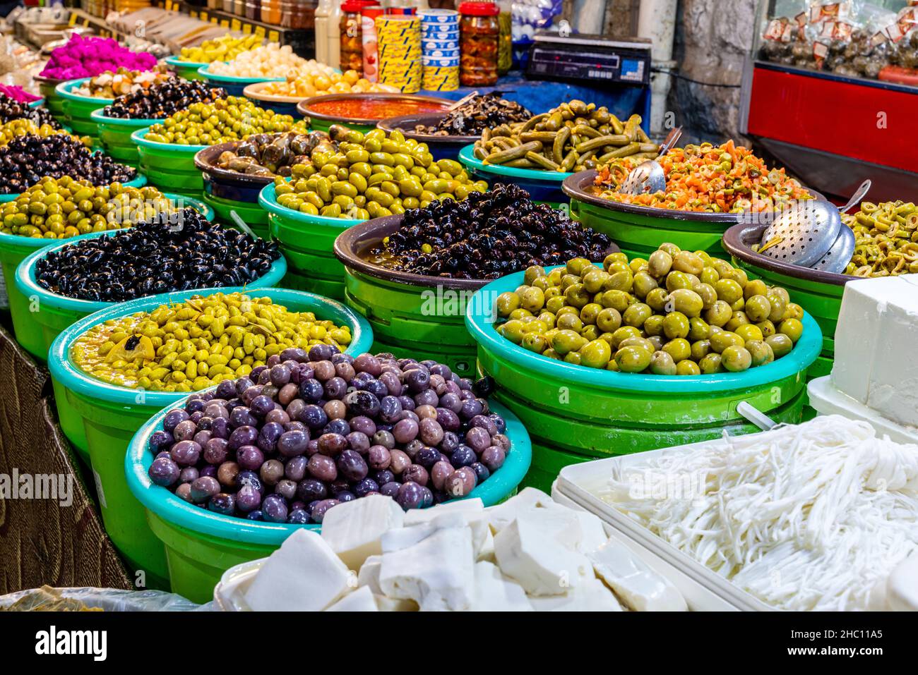 Olives, cornichons et fromages locaux à vendre dans le souk, centre-ville, Amman, Jordanie. Banque D'Images