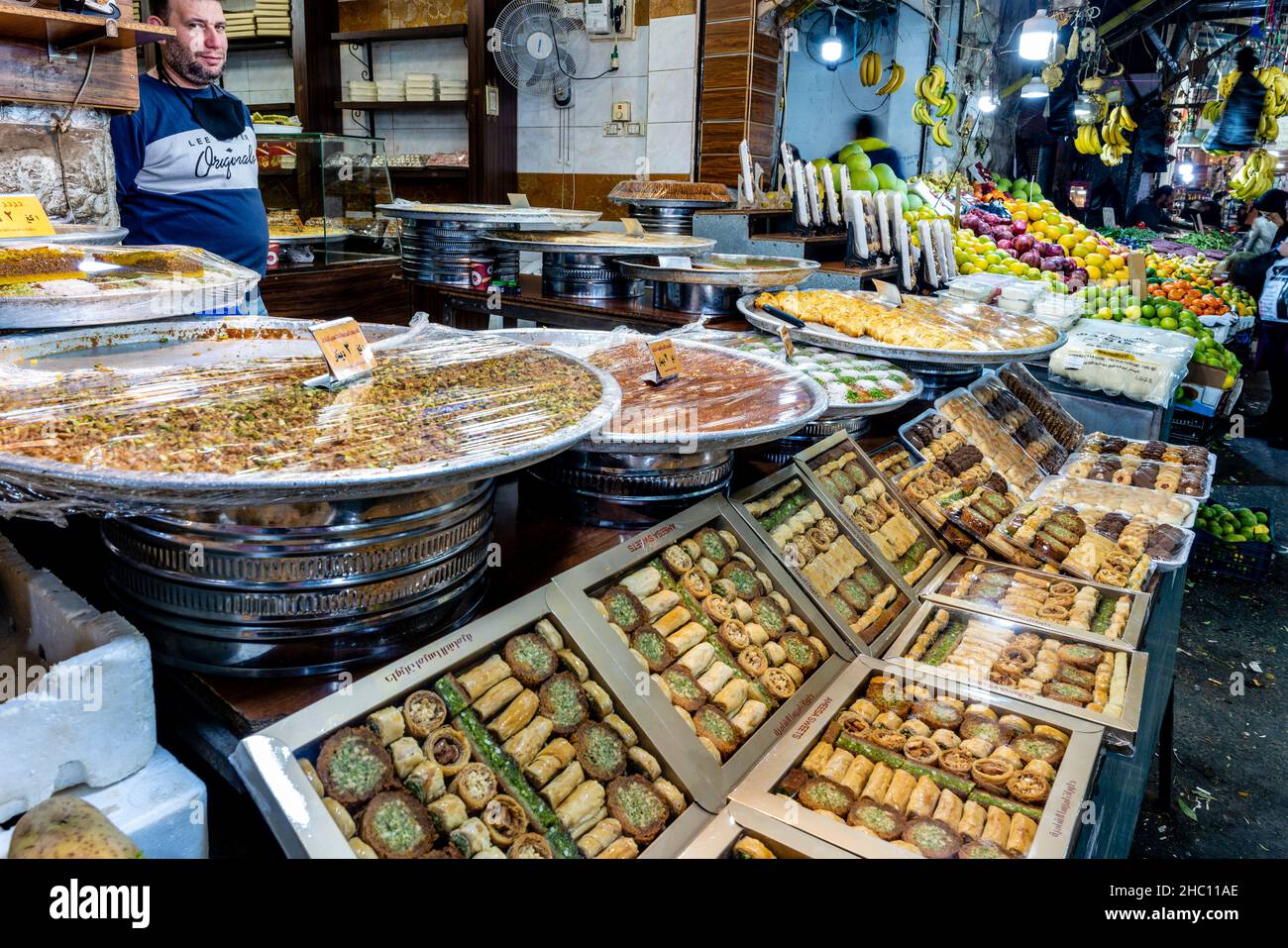 Gâteaux, pâtisseries et biscuits traditionnels vendus au Souk, au centre-ville, Amman, Jordanie. Banque D'Images