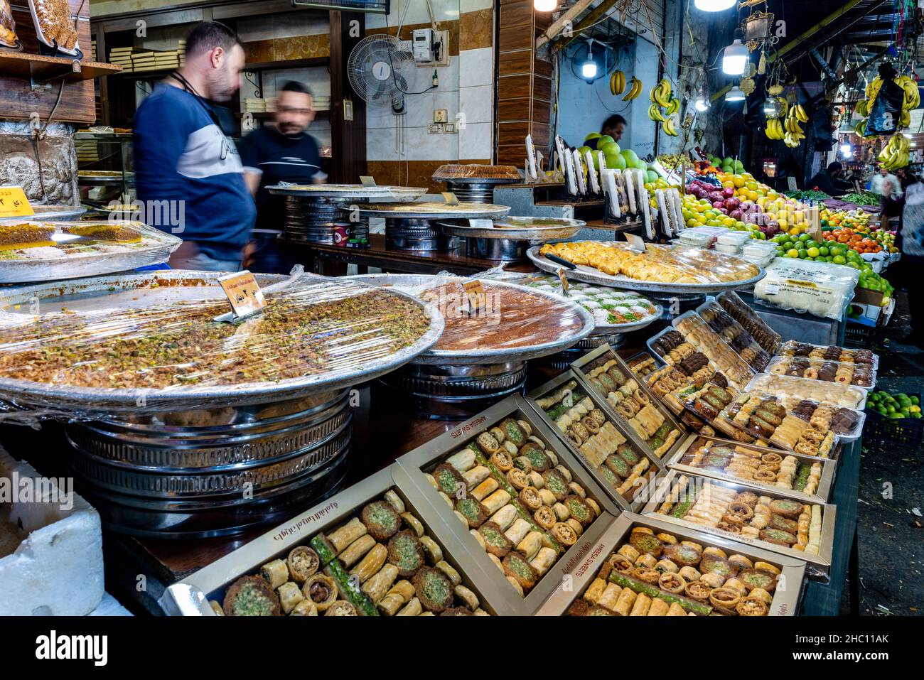 Gâteaux, pâtisseries et biscuits traditionnels vendus au Souk, au centre-ville, Amman, Jordanie. Banque D'Images