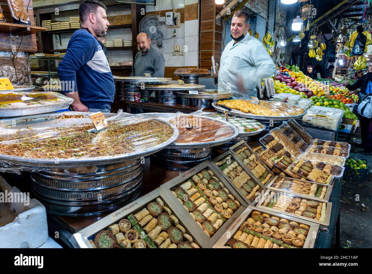 Gâteaux, pâtisseries et biscuits traditionnels vendus au Souk, au centre-ville, Amman, Jordanie. Banque D'Images