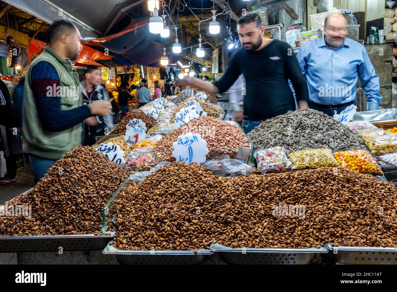 Personnes vendant des noix et des graines dans le souk, le centre-ville, Amman, Jordanie. Banque D'Images