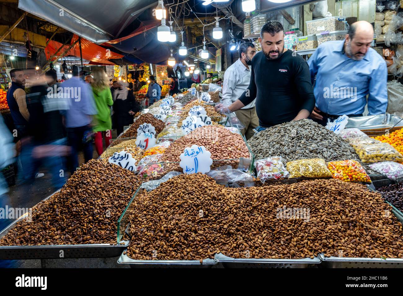 Personnes vendant des noix et des graines dans le souk, le centre-ville, Amman, Jordanie. Banque D'Images