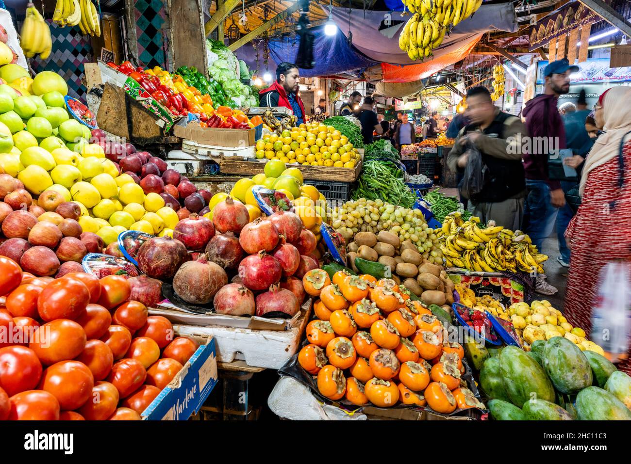 Fruits et légumes frais à vendre dans le souk, centre-ville, Amman, Jordanie. Banque D'Images